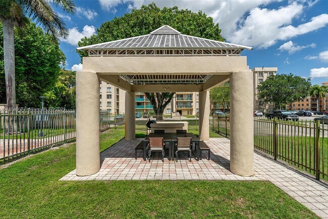 Building Photo - 9310 Fontainebleau Blvd