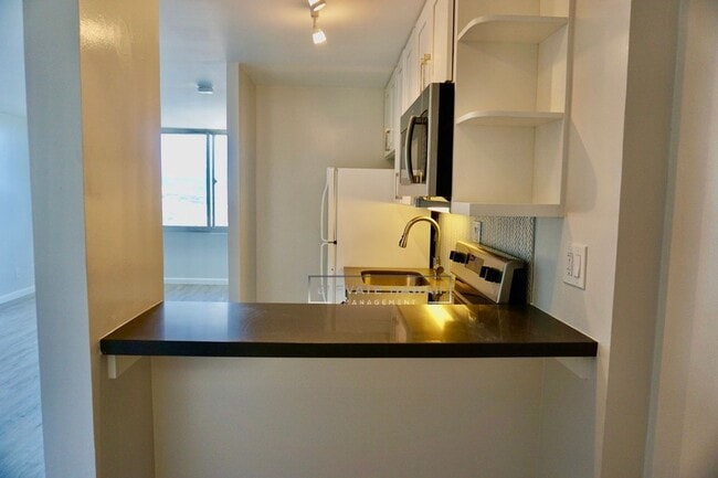 Building Photo - RENOVATED, PENTHOUSE VIEWS - Studio Unit i...