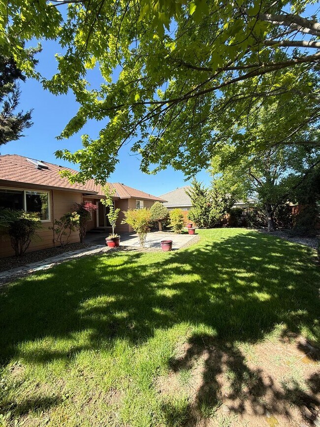 Building Photo - Immaculate 3 bedroom, 2 bath home in desirable Medford Neighborhood!