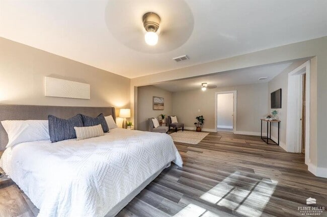 Building Photo - Beautiful, Spacious Home