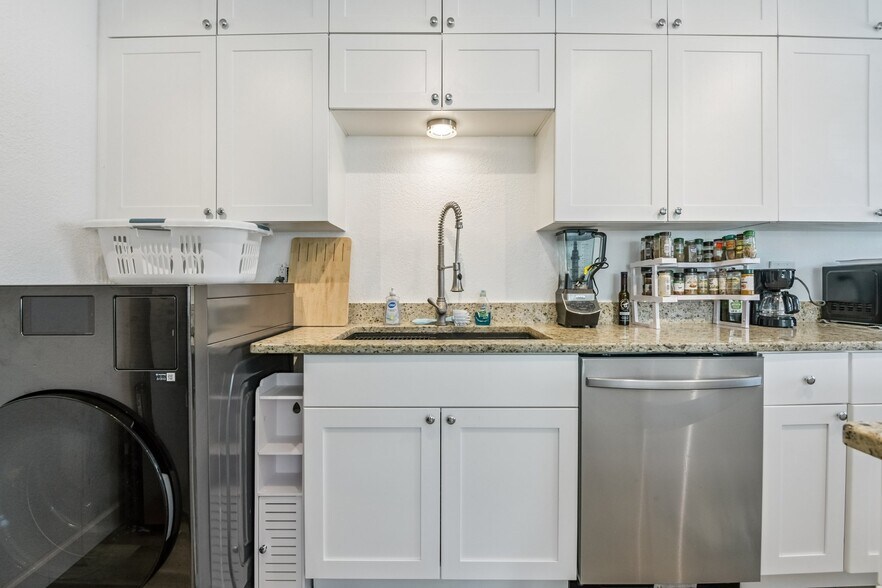 Building Photo - 2308 1st St