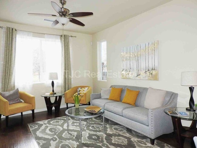 Building Photo - Central Park Town Home for Rent!
