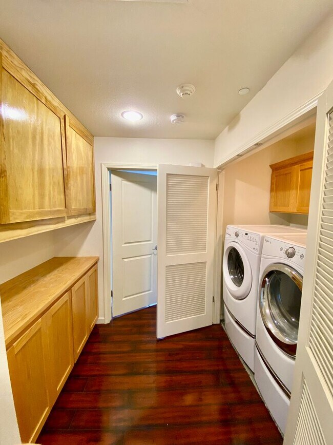 Building Photo - Modern Tri-Level Townhouse