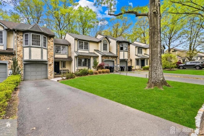 Building Photo - 3 Dorchester Dr
