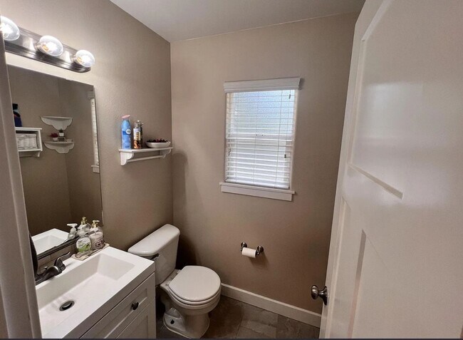 Building Photo - Great Neighborhood 3bd/ 2.5 Avail. Nov. 28th