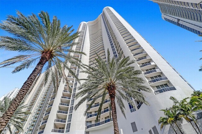 Building Photo - 15901 Collins Ave
