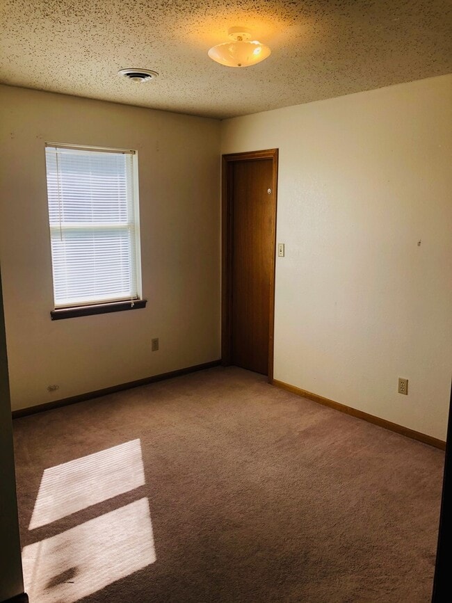 Building Photo - Fresh Interior
