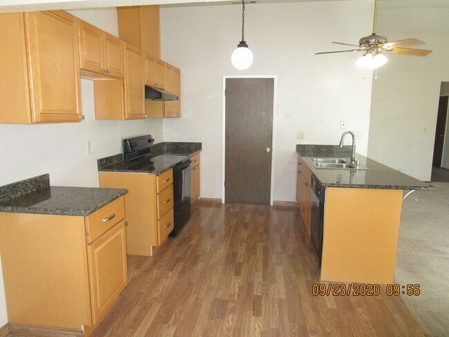 Building Photo - Nice Floorplan, Cute Yards - 4 Bedroom/2 B...