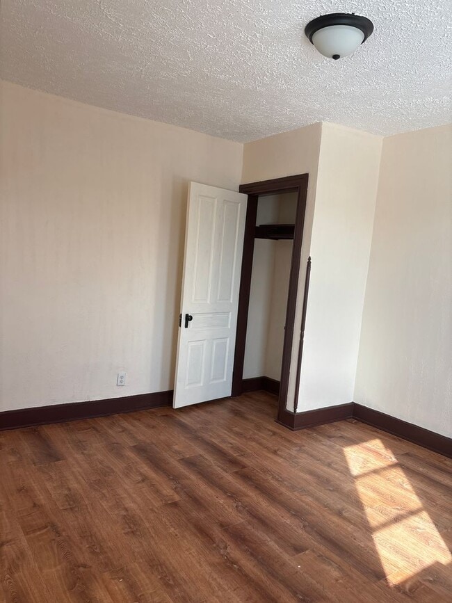 Building Photo - 3 Bedroom 1 Bath Large Rooms-York City SD