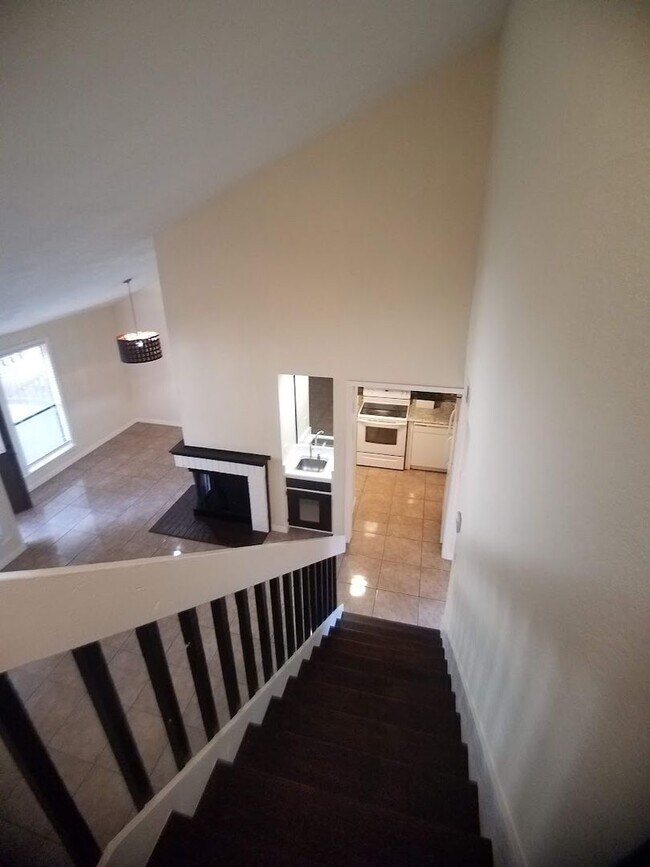 Building Photo - Beautiful 2/2 Towhhouse Feel Condo  x Rent...