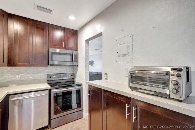 Building Photo - 2400 NE 33rd Ave