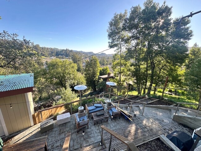Building Photo - Fairfax Hillside Flat w/Valley Views
