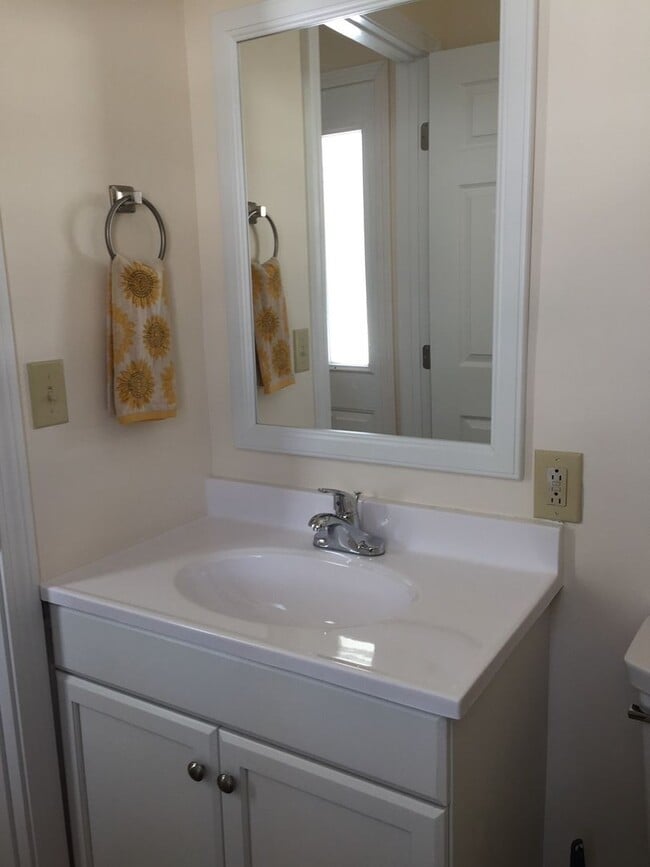 Building Photo - 3BR/2.5BA Townhouse Available July 1st!!! - Great Residential Neighborhood!!