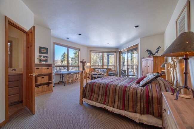 Building Photo - Attached garage! Beautiful views! Heart of...