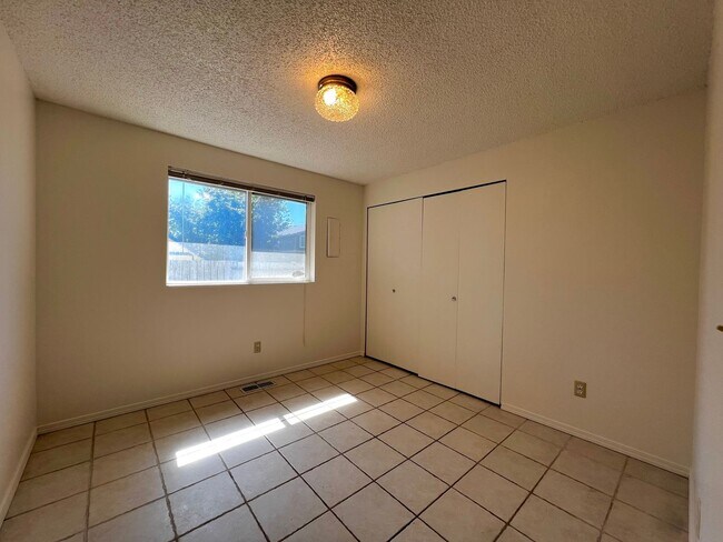 Building Photo - e4903