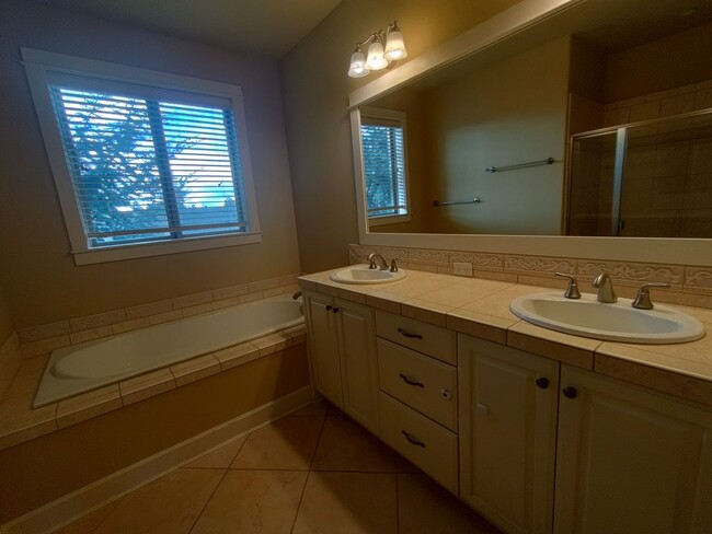 Building Photo - Stunning Renaissance Home, 5 bedroom 3 ful...