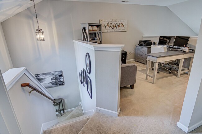 Building Photo - Beautiful 3BR/2BA Townhome in Winston-Salem