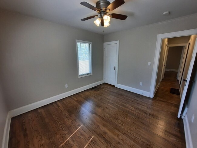 Building Photo - 2 Bedroom, 1 Bathroom home with large garage