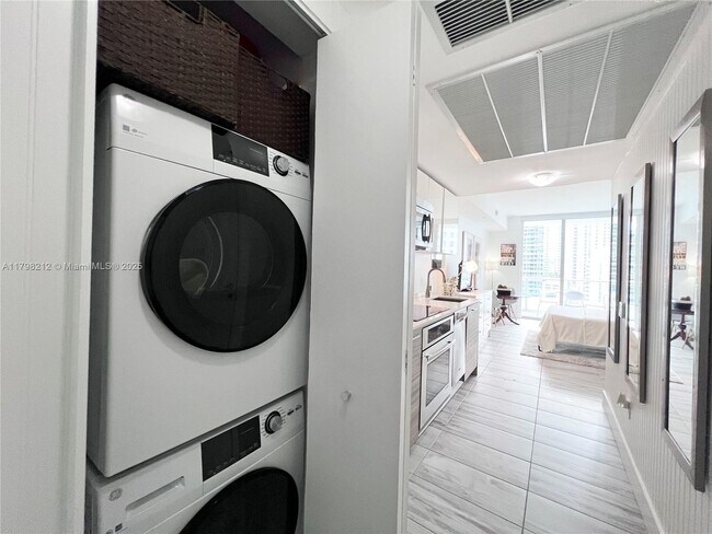 Building Photo - 1300 Brickell Bay Dr
