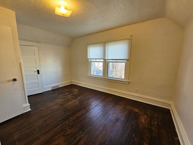 Building Photo - Super cute SE 2 bedroom 1 bath with many u...