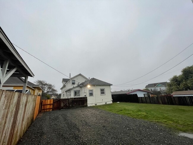 Building Photo - 2015 B St