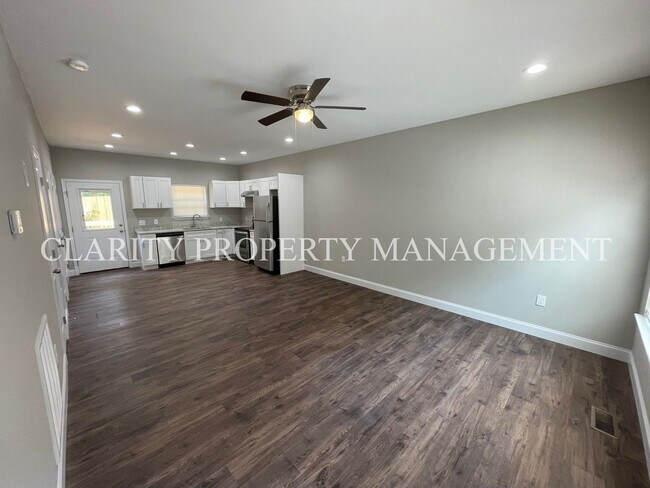 Building Photo - Modern townhome!