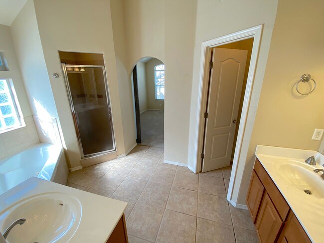 Building Photo - East El Paso 4bed3bath Refrig A/C with out...