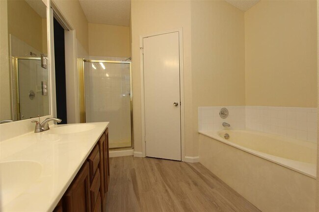 Building Photo - 15301 Ecorio Dr