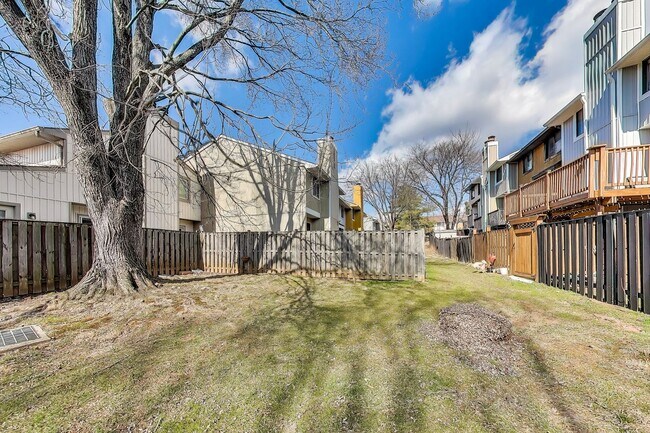 Building Photo - 3 bed + 2 Full + 2 half Bath - End Unit TH