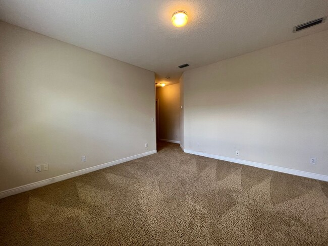 Building Photo - Beautiful 5 Bed 4 Bath Pool Home in the gu...