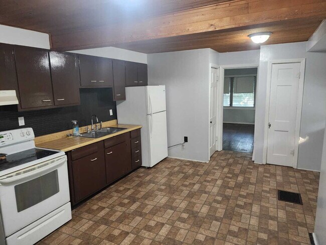 Building Photo - "Charming 2-Bedroom Home in Flordell Hills – Cozy Living with 996 Sq Ft of Comfort!"