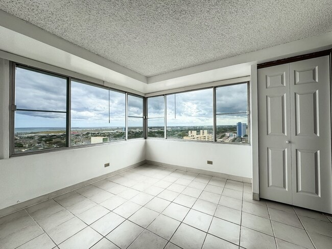 Building Photo - Salt Lake Condo with assigned parking and A/C