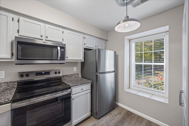 Building Photo - "Charming 2-Bed Townhome with Modern Comforts in Fort Mill – Your Cozy Retreat Awaits!"