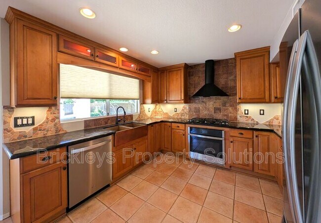 Building Photo - 2340 W Myrtle Dr