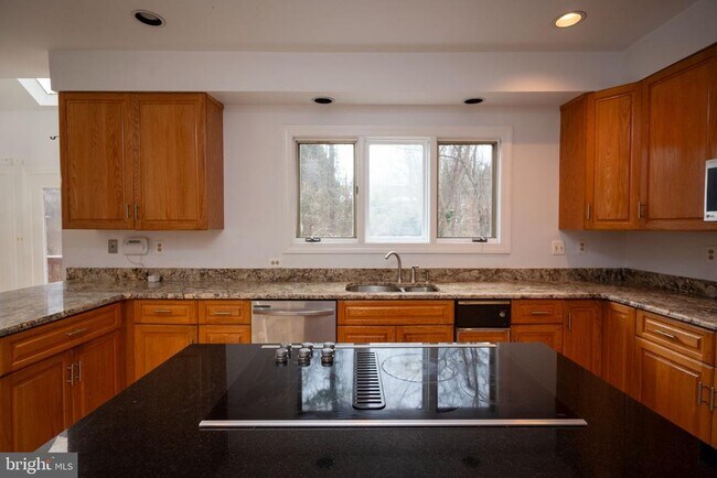 Building Photo - 9700 Grenadier Ct