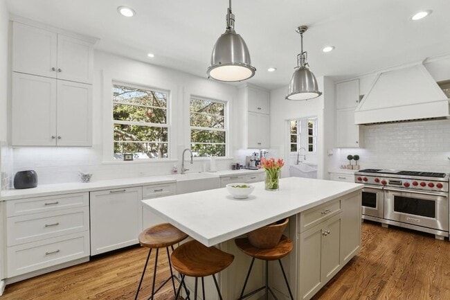 Building Photo - 566 E Crescent Dr