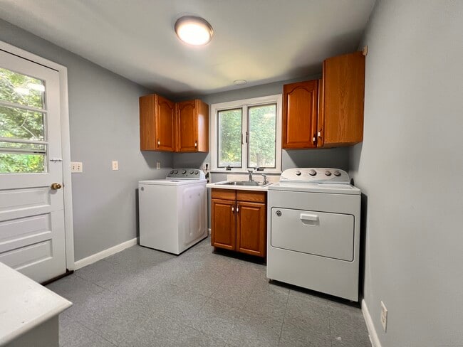 Building Photo - 39 Ferris Ave