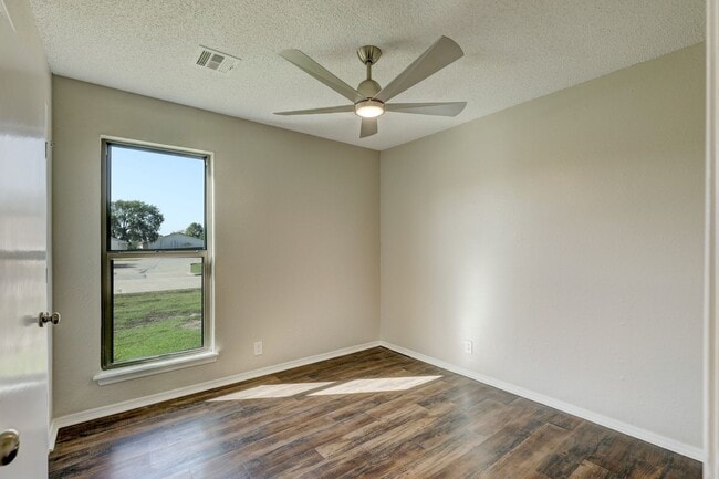 Building Photo - Home Like Living at Apartment Prices