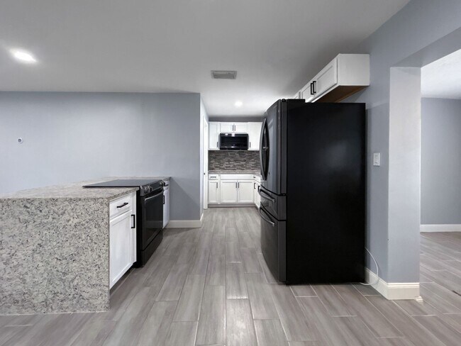 Building Photo - SECTION8 VOUCHER ACCEPTED! Beautiful Seminole Home with Large, Fully Fenced Backyard! | 3beds/1.5...