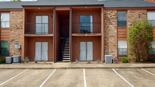 Building Photo - 904 University Oaks Blvd