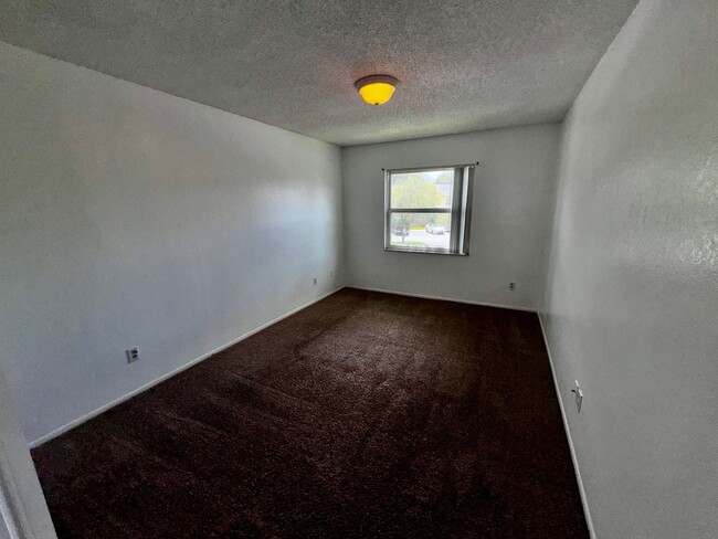 Building Photo - 2 Bedroom 2 Bath Hawthorne Village Condo n...