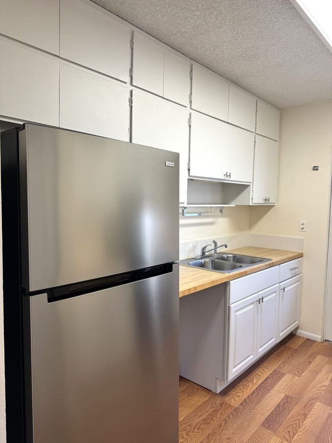 Building Photo - Koko Isle Circle - 3 bedroom, 2 full bath, 1 half bath with two car carport