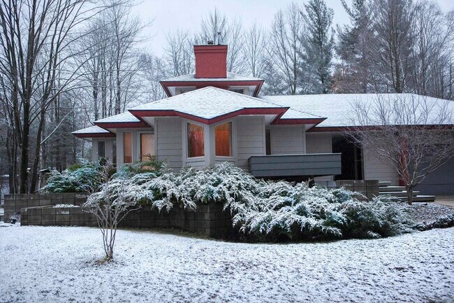 Building Photo - 1940 S Badour Rd