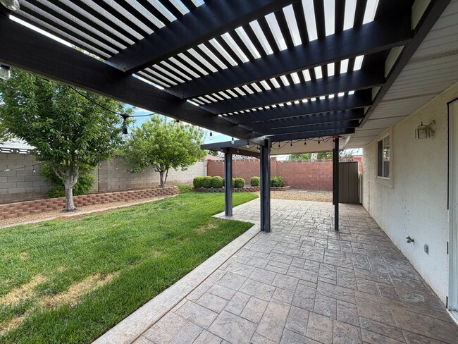 Building Photo - SPACIOUS HOME FOR RENT!