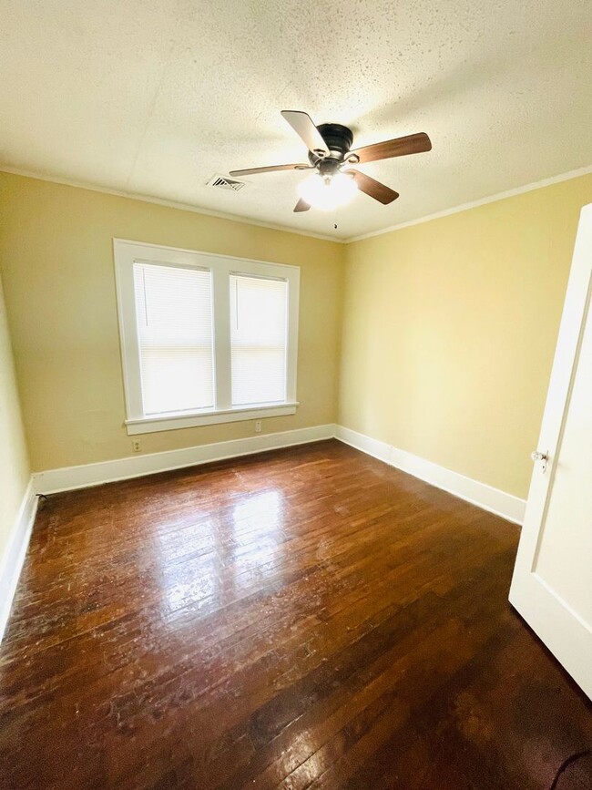 Building Photo - ** 4 Bed 2 Bath located by Jackson Hospita...