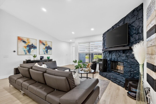 Building Photo - 481 SW Aster Rd