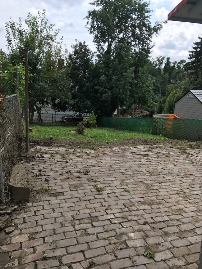 Building Photo - Updated 3 BR 2 Full Bath house w/ Yard!