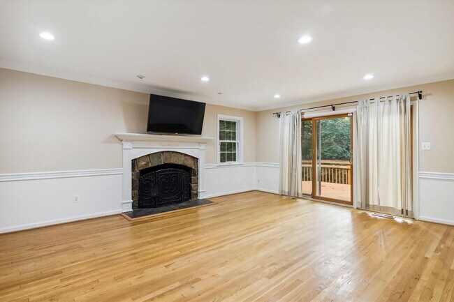 Building Photo - 5 BR 4.5 BA home with inground heated pool and extensive hardscape!