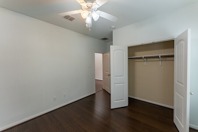 Building Photo - 448 Bottle Brush Dr