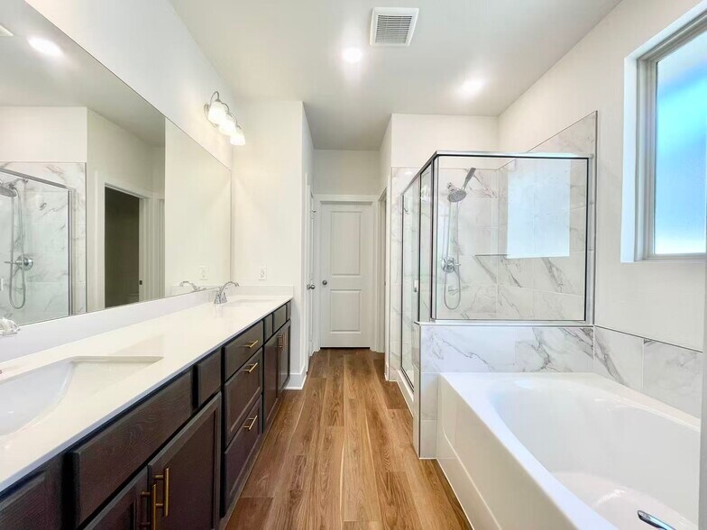 Building Photo - 3320 Eddington Dr